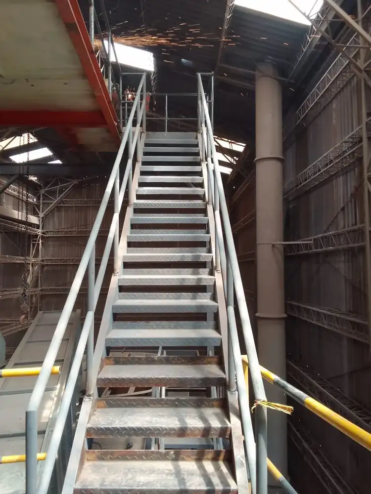 Escalera metálica industrial