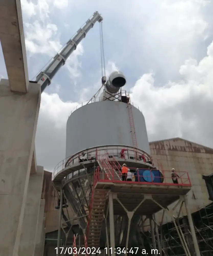 Silo industrial y estructura de acceso