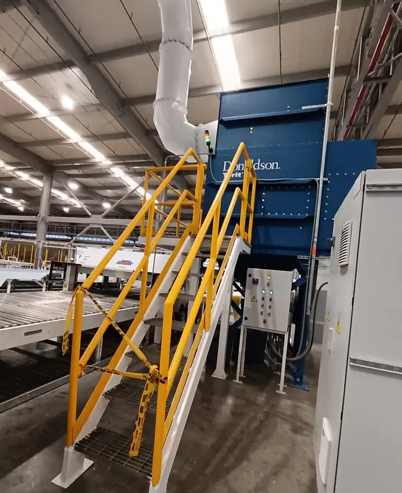 Sistema industrial con escalera de acceso